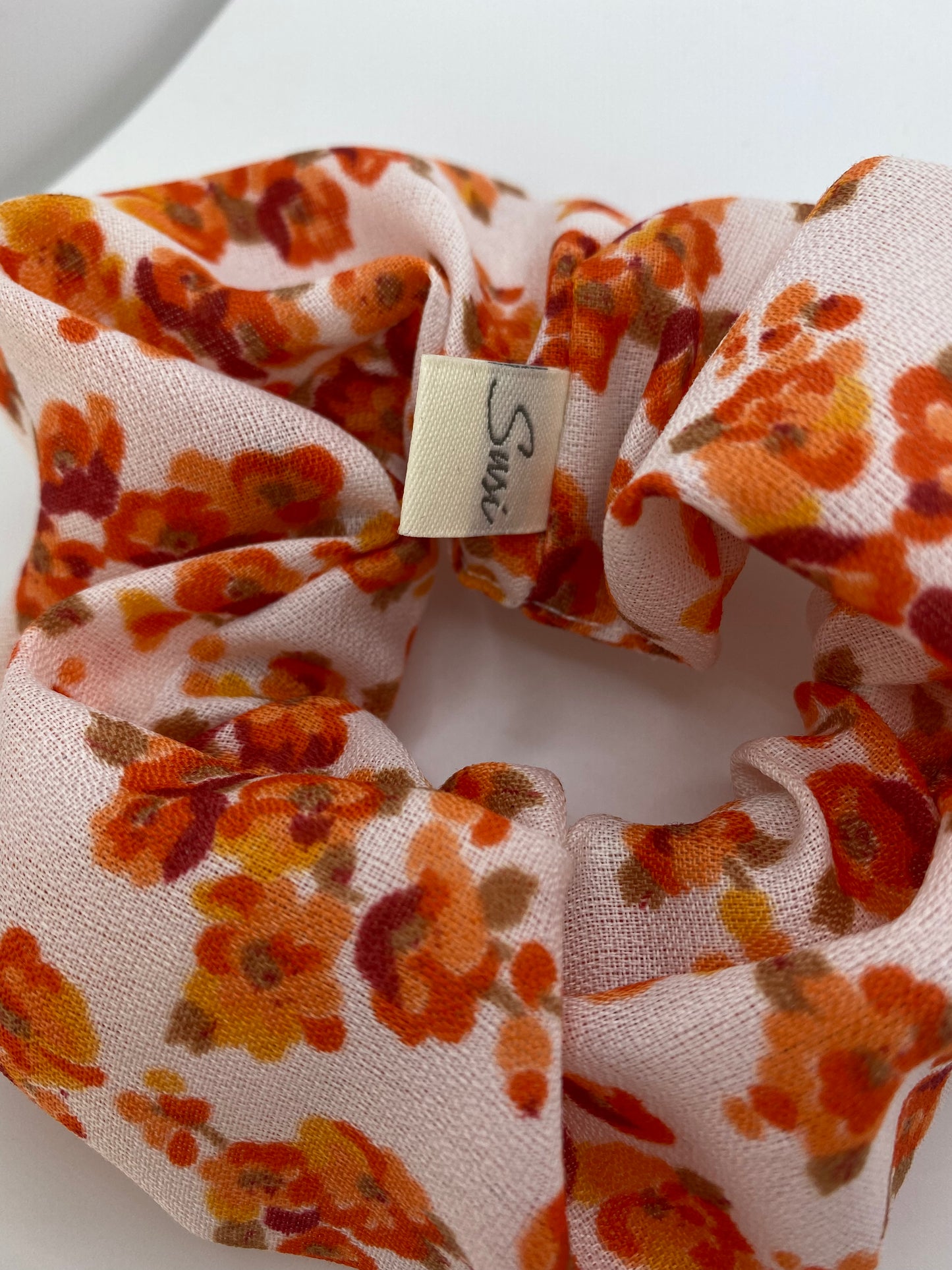 nachhaltige vegan blumenmuster upcycle vintage plastifreie haargummi scrunchie orange qualität made in germany ohne plastik naturkautschuk