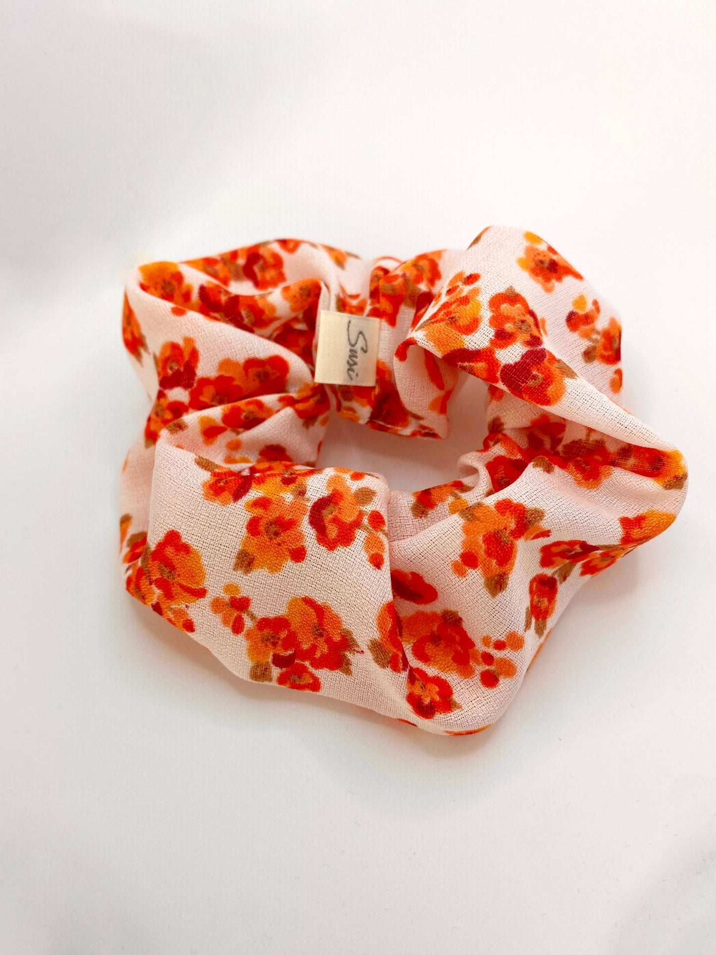 nachhaltige vegan blumenmuster upcycle vintage plastifreie haargummi scrunchie orange qualität made in germany ohne plastik naturkautschuk